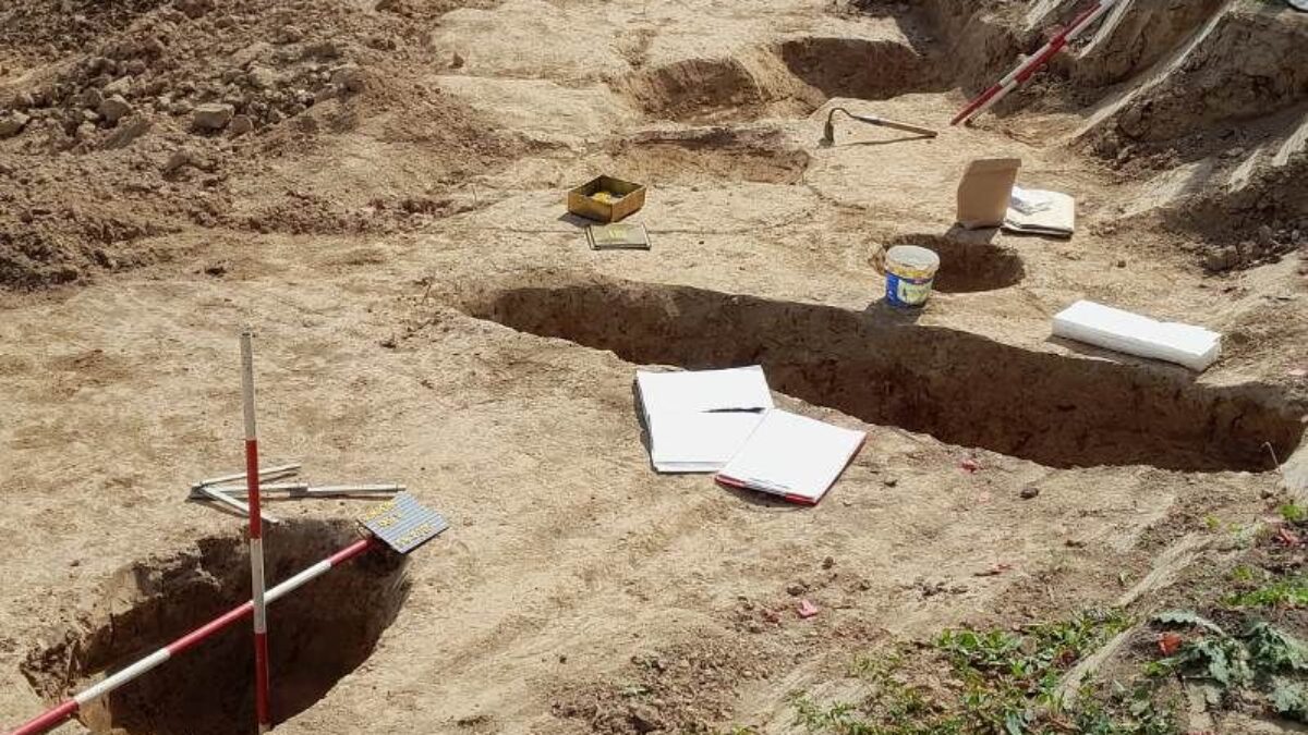 Nečakaný nález prekvapil archeológov. Praveká osada ležala pod cestou a cintorínom.