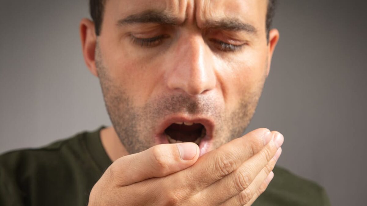Smrdí vám z úst, aj keď si poctivo čistíte zuby? Príčin môže byť hneď niekoľko