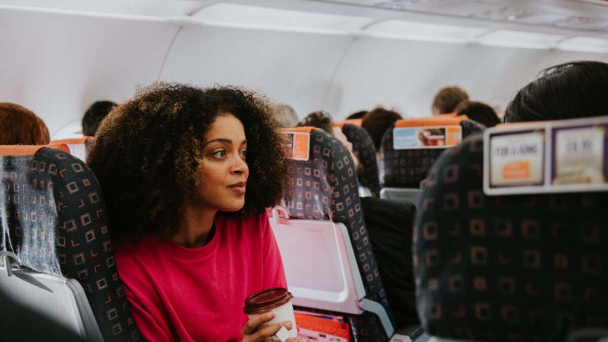 Táto mileniálna sestra dochádza 8 000 kilometrov zo Švédska do práce v kalifornskej nemocnici. Pracuje osem dní v rade a zarába viac ako 100 dolárov na hodinu.