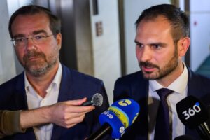 Dôvodom hlasovania Krajčího a Krátkeho s koalíciou bola snaha pomôcť KDH.