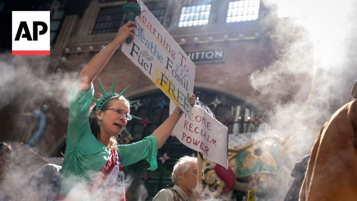 Protestujúci pochodujú pred New York Climate Week s cieľom „Nech miliardári platia“