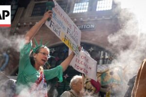 Protestujúci pochodujú pred New York Climate Week s cieľom „Nech miliardár...