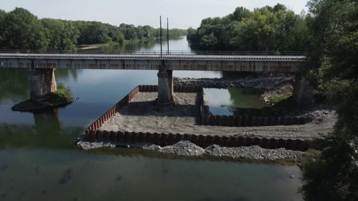 Najdlhší železničný most na Slovensku sa opravuje.