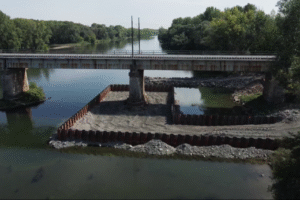 Najdlhší železničný most na Slovensku sa opravuje.