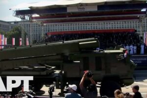 Srbsko predvádza silu: Impozantná vojenská prehliadka so 2500 zbraňami ohromila ...