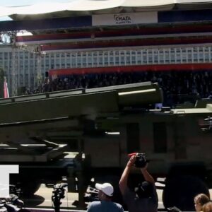 Srbsko predvádza silu: Impozantná vojenská prehliadka so 2500 zbraňami ohromila ...