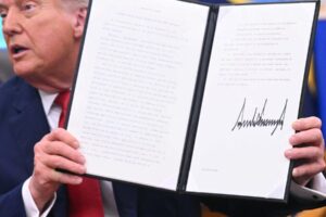 Trumpovi miliardárski podporovatelia budú teraz „skutočne kontrolovať̶...