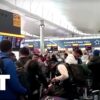 Sledovanie: Cestujúci uviaznutí kvôli kybernetickému útoku na letisku Heathrow.
