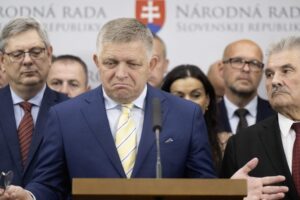 Hlasovanie o zmene ústavy odložili na piatok.