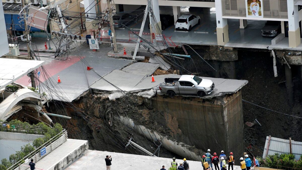 VIDEO: Sekundy pred katastrofou. Obria priepasť pohltila aj časť policajnej stanice
