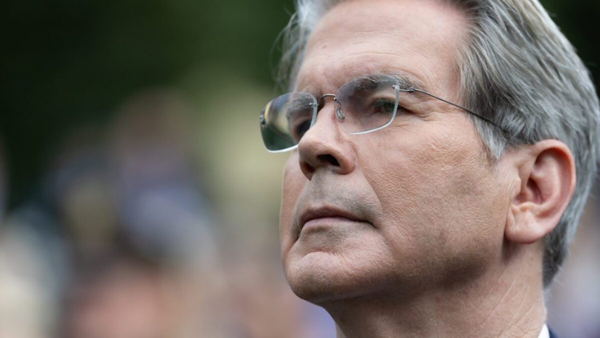 Bessent tvrdí, že New York sa môže „rozpadnúť na prach“, ak si zvolí Mamdaniho a bude potrebovať finančnú pomoc.