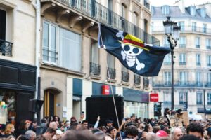 GettyImages-2234067238-e1758743214149.jpg Revolucionári generácie Z na celom svete majú spoločný symbol: pirátsku vlajku z...