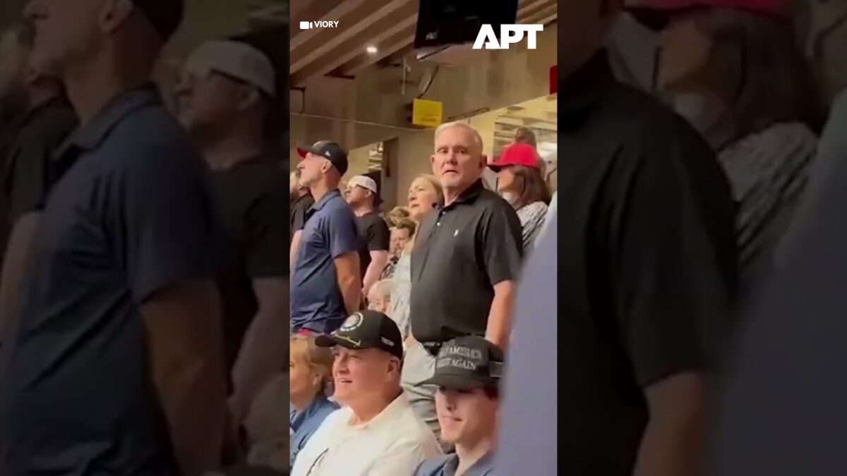 Očakáva sa 100 000 smútiacich, Trump a Vance vedú smútočný obrad za Charlieho Kirka.