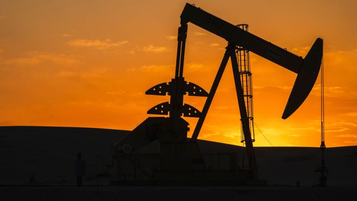 GettyImages-2205083967-e1758747122185.jpg Čo si generálni riaditelia ropných spoločností naozaj myslia o Trumpovom riadení ropného sektora: „Tí, ktorí môžu, utekajú preč.“