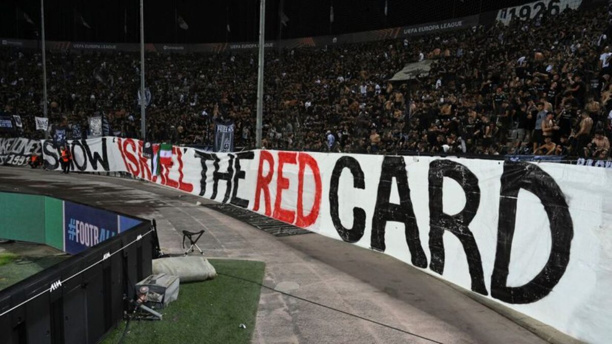 Ukážte Izraelu červenú kartu! Európska liga začala protestmi, v Solúne sa diváci búrili
