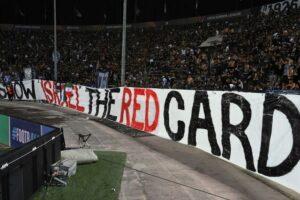 Ukážte Izraelu červenú kartu! Európska liga začala protestmi, v Solúne sa diváci...