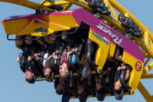 Viseli hlavou dole 95 minút na pokazenom kolotoči. Video zachytáva zúfalých návš...