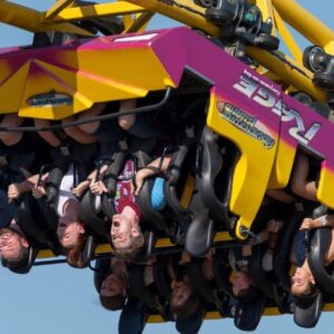 Viseli hlavou dole 95 minút na pokazenom kolotoči. Video zachytáva zúfalých návš...