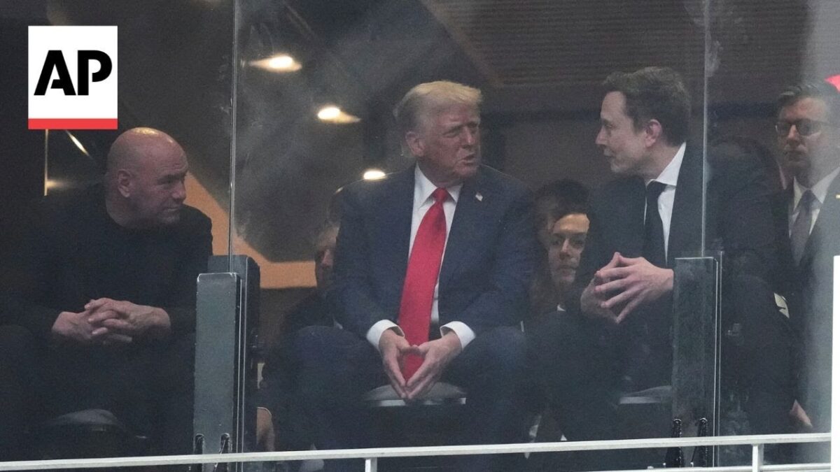 Elon Musk sedí vedľa Trumpa na spomienkovej akcii Charlieho Kirka
