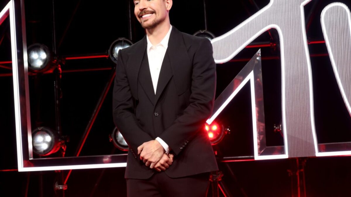 MrBeast predstavil svoju mamu Jeffovi Housenboldovi, svojmu súčasnému riaditeľovi, ešte pred tým, ako ho zamestnal.