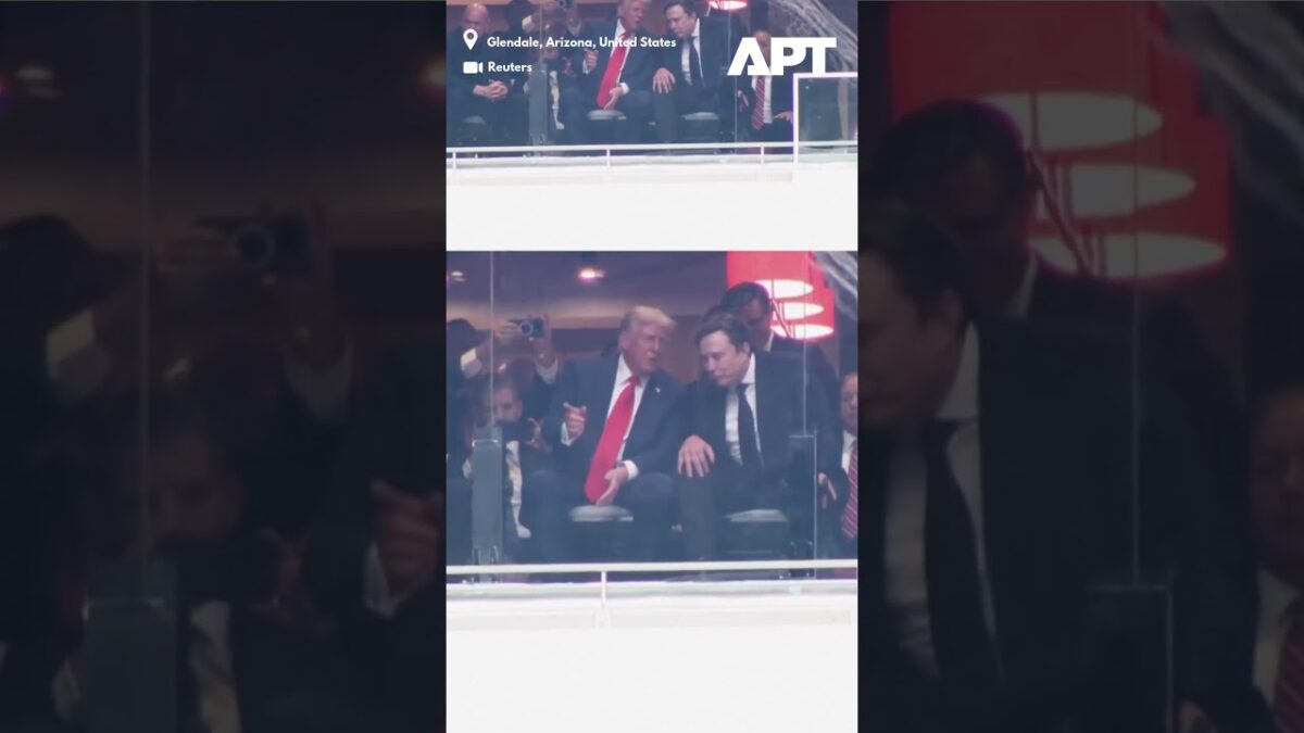 Moment: Trump a Elon Musk si potriasli rukou na spomienkovej bohoslužbe Charlieho Kirka.
