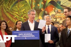 „Nie sme Severná Kórea“: Newsom podpisuje zákony o zákaze maskovanýc...