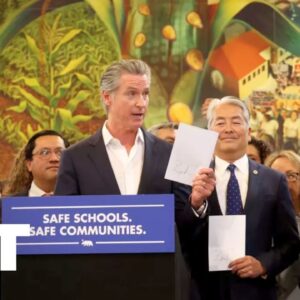 „Nie sme Severná Kórea“: Newsom podpisuje zákony o zákaze maskovanýc...