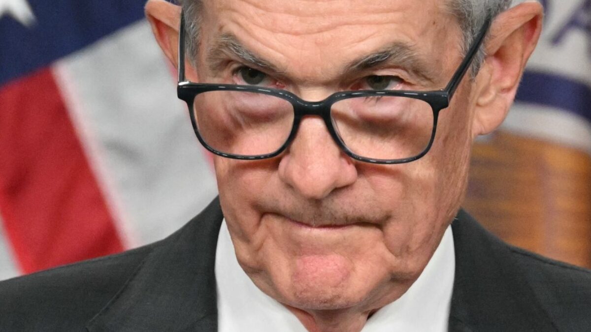 Jerome Powell tvrdí, že generácia Z bez technických zručností je v súčasnej ekonomike drvená.