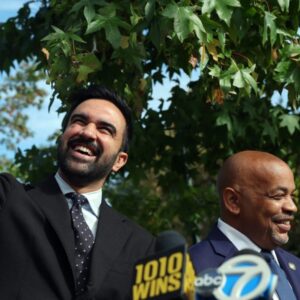 Mamdani láka newyorských investorov, aby mu radili, ak vyhrá primátorské voľby.