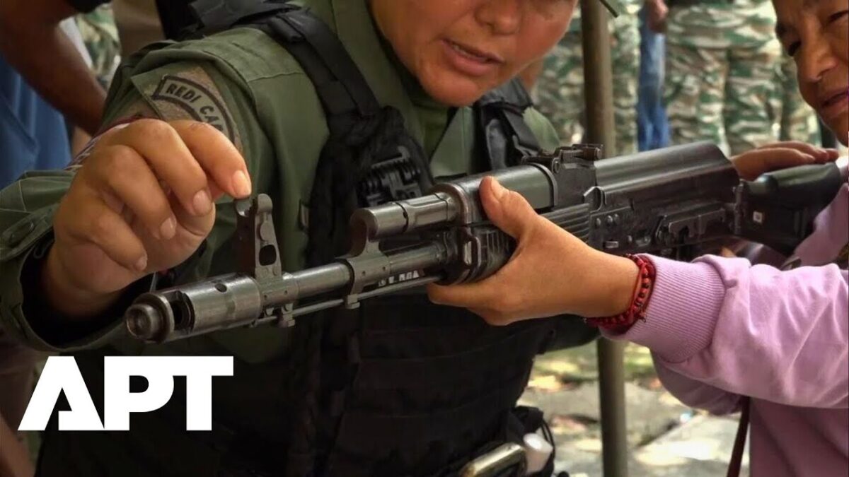 Venezuelská armáda cvičí civilistov tvárou v tvár rastúcemu tlaku USA.