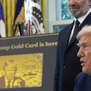 AP25263826431263-e1758634950580.jpg Trumpov poplatok 100 000 dolárov za víza H-1B bol taký náhly, že ľudia ani neved...