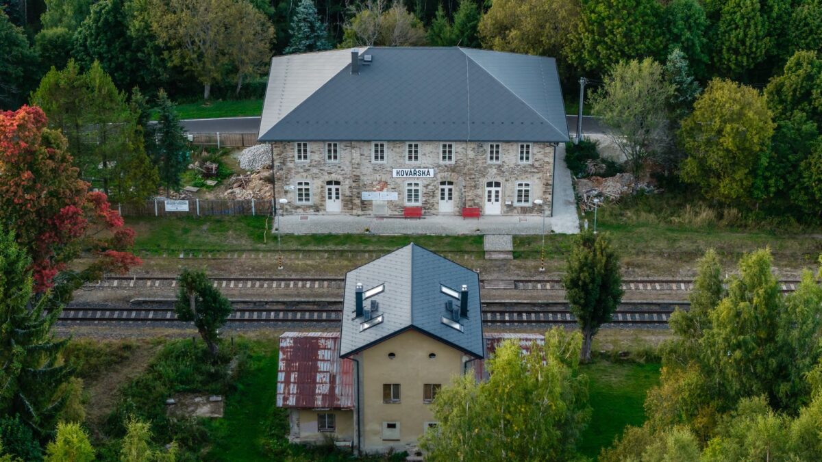 Ruina, pri ktorej si klopali na čelo. Spolok nadšencov zachraňuje v Krušných horách nádražie,