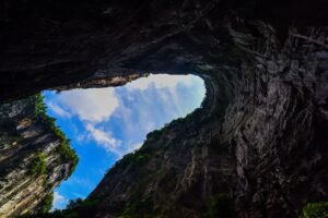 Video: Odkiaľ sa vzala tá diera? Ukrýva prales a vodopád, zmestia sa do nej dve ...