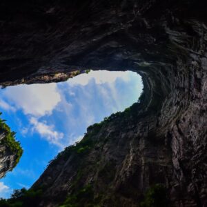 Video: Odkiaľ sa vzala tá diera? Ukrýva prales a vodopád, zmestia sa do nej dve ...