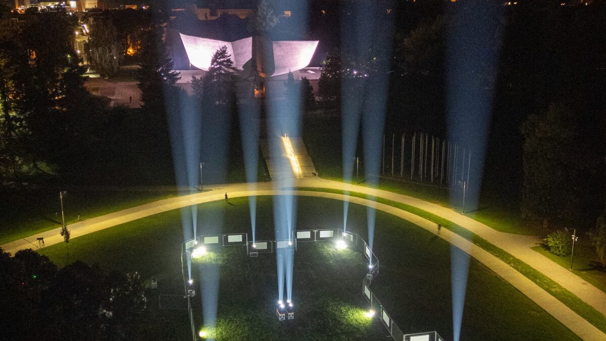 Mesto Banská Bystrica: V PARKU POD PAMÄTNÍKOM SNP Z VEČERA DO RÁNA „VYRÁSTOL“  PRVÝ MRAKODRAP V ŠANGHAJI