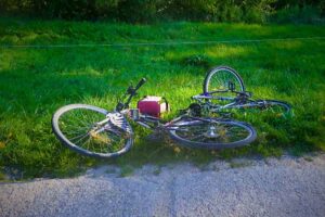 Muž si s dieťaťom sadol opitý na bicykel, zasahoval vrtuľník.