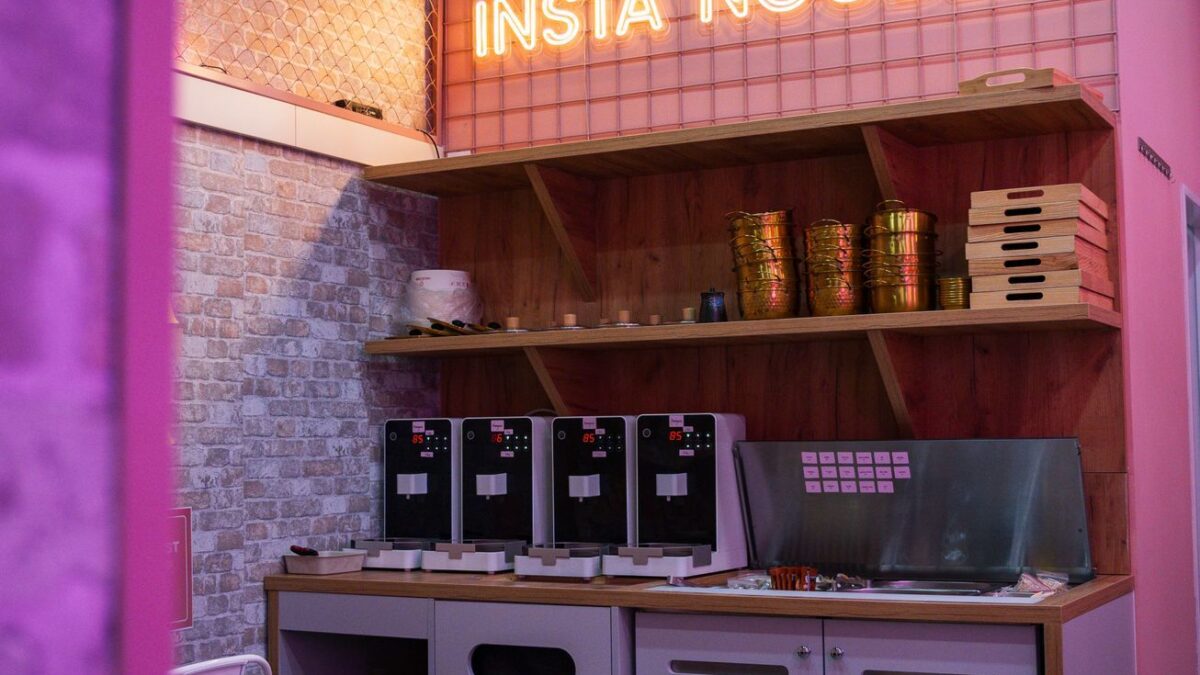 Nikto ťa tu neobslúži, no aj tak je tu plno. Nikto ťa tu neobslúži, no aj tak je tu plno. O instantné rezance je obrovský záujem.