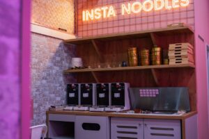 Nikto ťa tu neobslúži, no aj tak je tu plno. O instantné rezance je obrovský záu...