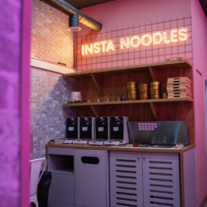 Nikto ťa tu neobslúži, no aj tak je tu plno. O instantné rezance je obrovský záu...