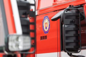 Hasiči zasahujú pri požiari v jednej z výrobných hál.