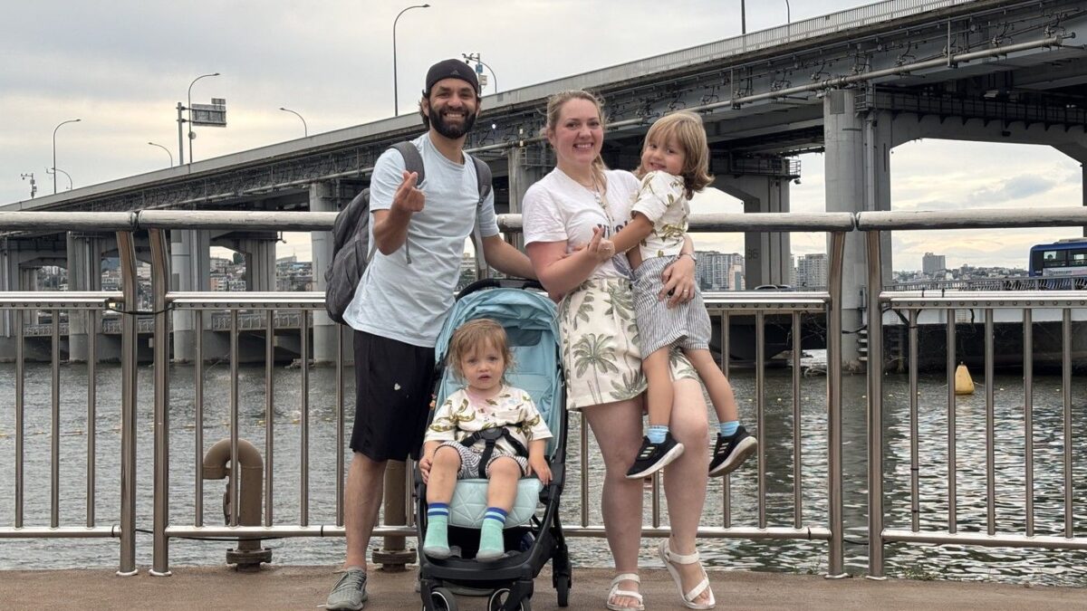 <p><strong>Vysoký nájom ju stresoval. Deti tak neposlala do školy a miesto toho s nimi cestuje po svete.</strong></p>