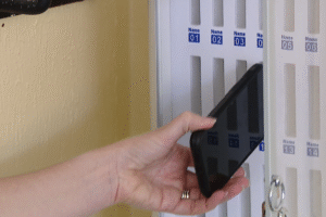 Zákaz mobilov na školách vníma ministerstvo pozitívne, žiaci rôzne.