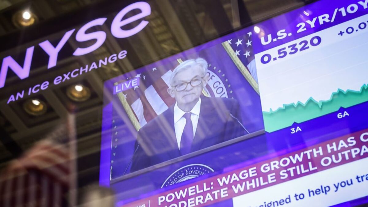 Americké akcie ukrajujú z náskoku Európy a Powell nenápadne naznačil uvoľnenejší postoj.