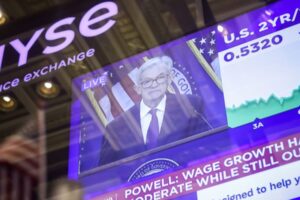 Americké akcie ukrajujú z náskoku Európy a Powell nenápadne naznačil uvoľnenejší...