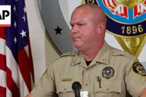 Šerif opisuje, ako sa podozrivý Tyler Robinson v prípade Charlieho Kirka sám pri...