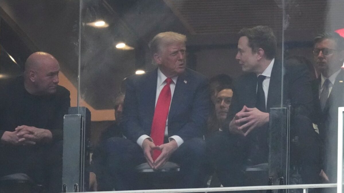 Trump a Elon Musk sa stretli na spomienkovej bohoslužbe Kirka, mesiace po ohromujúcej verejnej hádke.