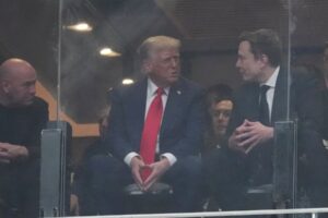 Trump a Elon Musk sa stretli na spomienkovej bohoslužbe Kirka, mesiace po ohromu...