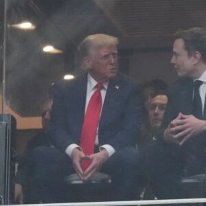 Trump a Elon Musk sa stretli na spomienkovej bohoslužbe Kirka, mesiace po ohromu...
