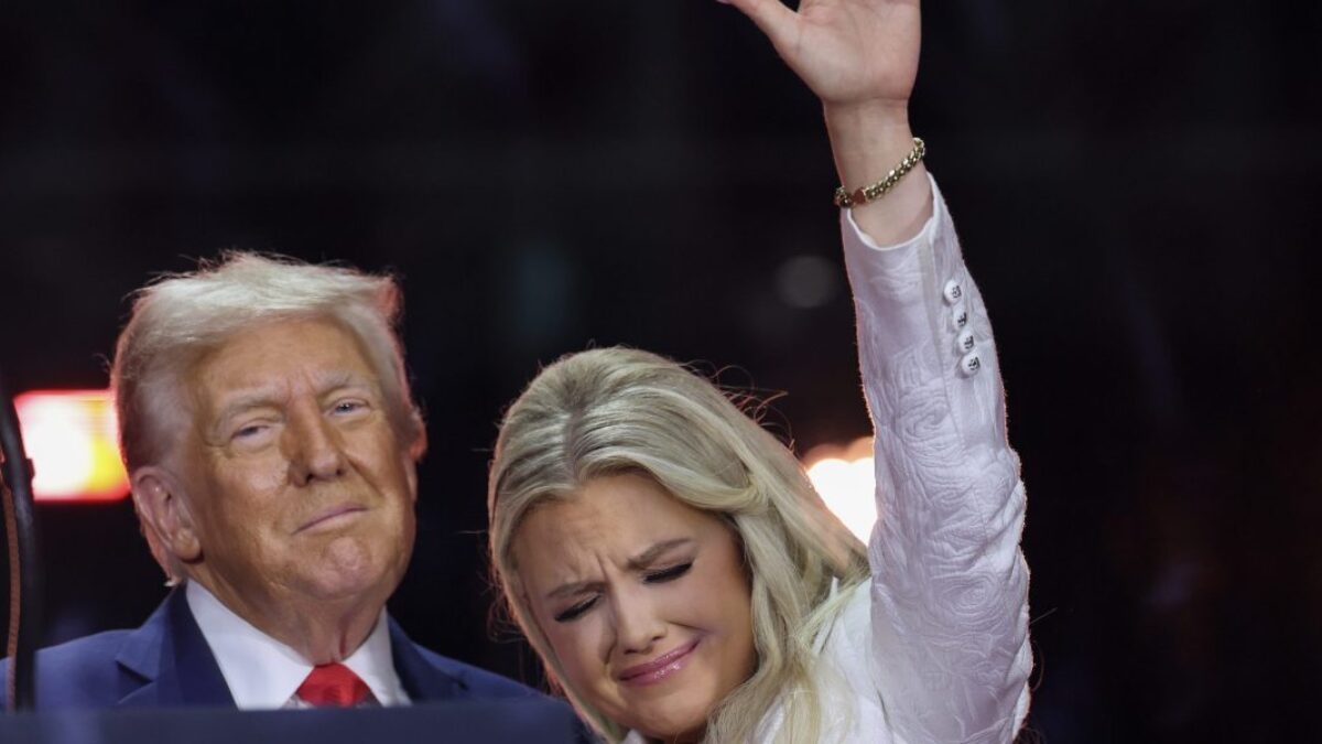 Trump označuje Kirka za „mučeníka“, jeho manželka odpúšťa strelcovi.