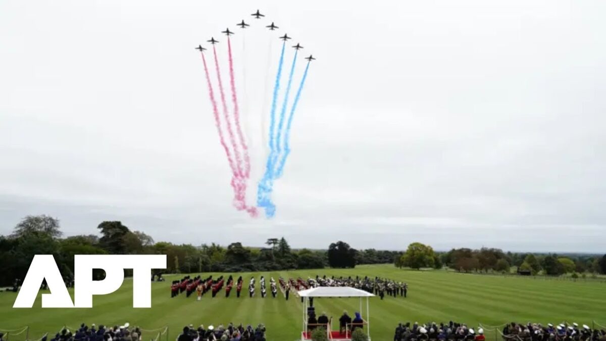 Červené šípy vzdávajú poctu Trumpovej štátnej návšteve preletom nad Windsorom.